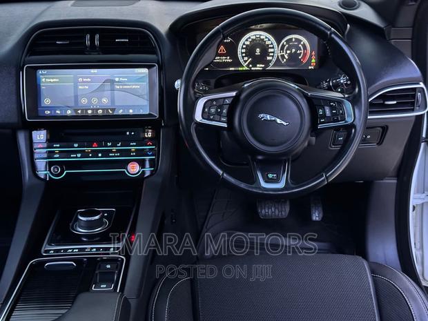 Jaguar F-Pace 2017 White