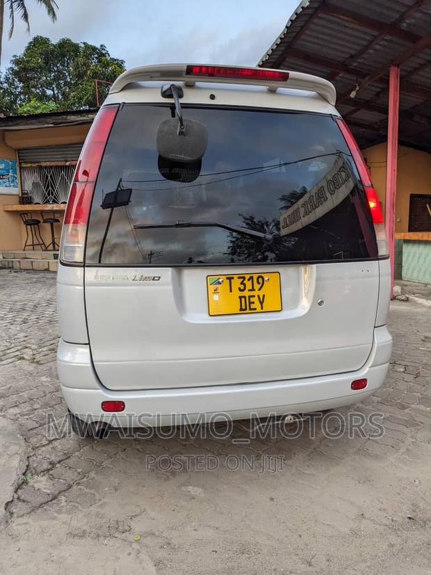 Toyota Noah 2004 White