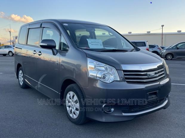 Toyota Noah 2010 Gray