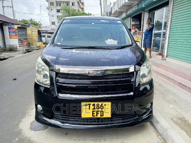 Toyota Noah 2.0 143hp AWD (7 Seater) 2009 Black