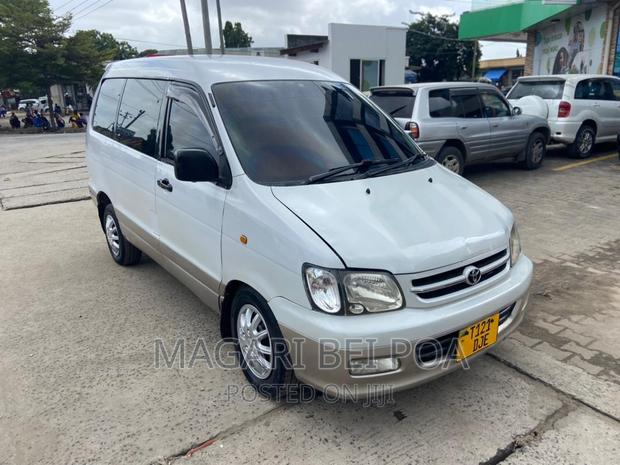 Toyota Noah 2005 White