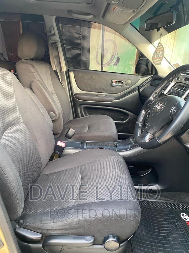 Toyota Kluger 2004 Gold
