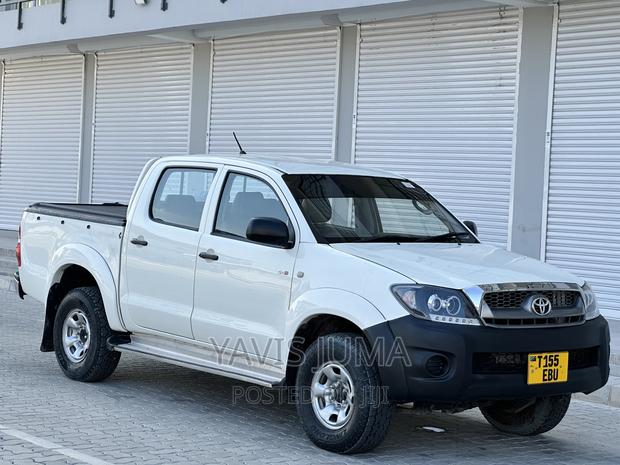 Toyota Hilux 2011 Pearl