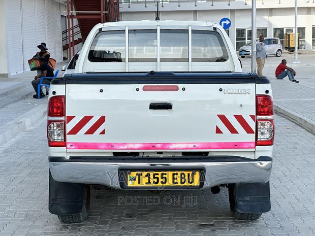 Toyota Hilux 2011 Pearl