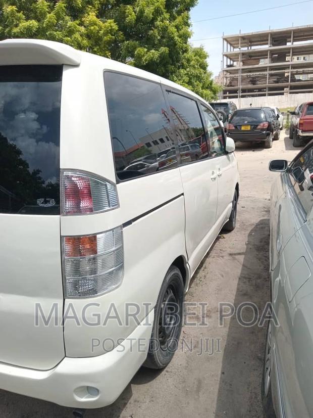 Toyota Noah 2003 White