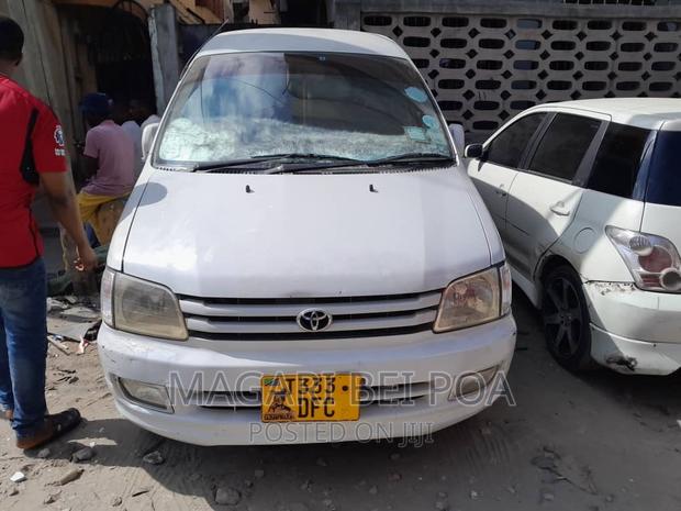 Toyota Noah 2004 White