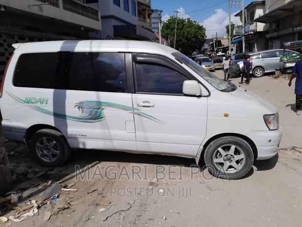 Toyota Noah 2004 White