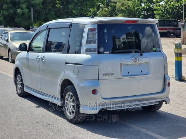 Toyota Sienta 2012 Silver