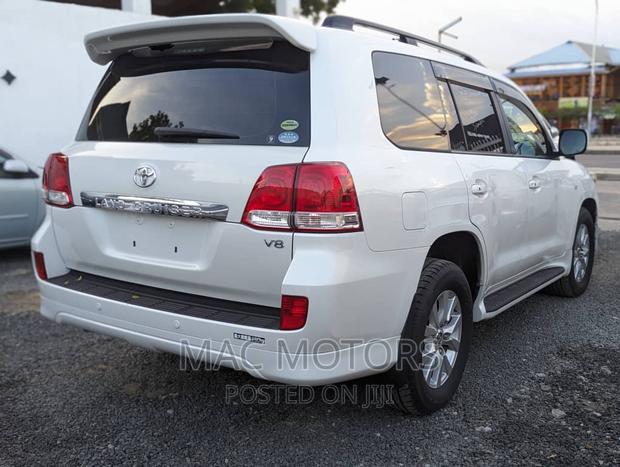 Toyota Land Cruiser 4.6 V8 AX 2011 White