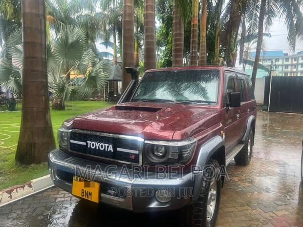 Toyota Land Cruiser 2010 Red