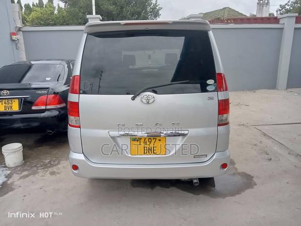 Toyota Noah 2.0 AWD (8 Seater) 2005 Silver
