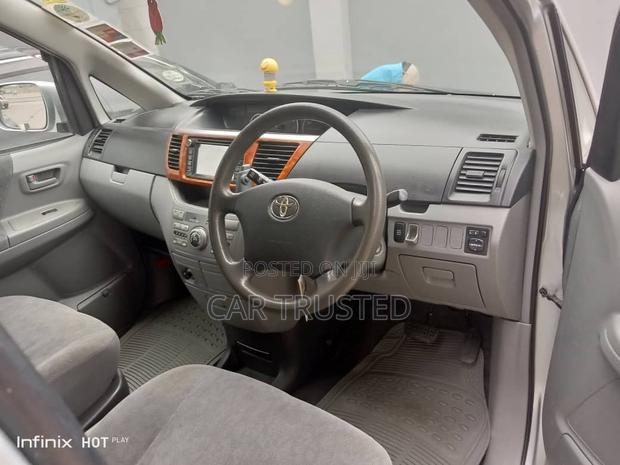 Toyota Noah 2.0 AWD (8 Seater) 2005 Silver