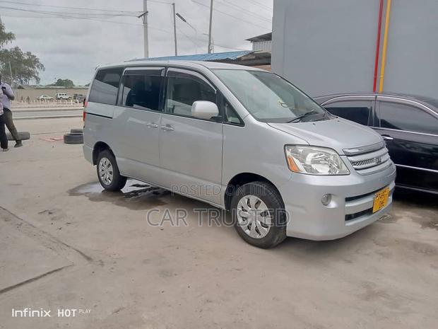 Toyota Noah 2.0 AWD (8 Seater) 2005 Silver