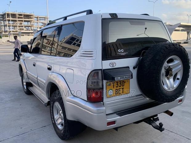 Toyota Land Cruiser Prado 2001 White