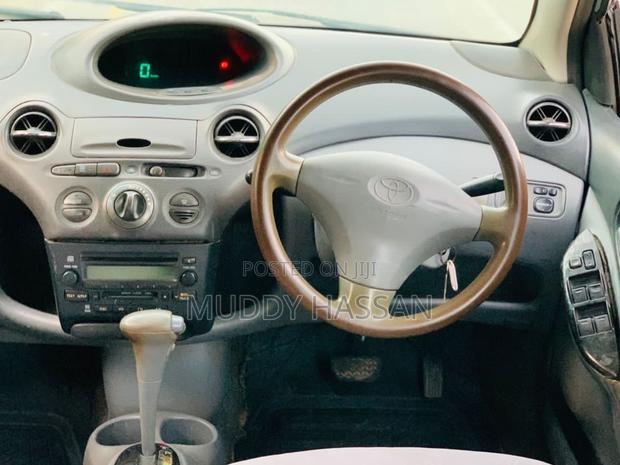 Toyota Vitz 2002 Silver