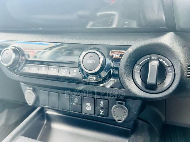 Toyota Hilux 2020 Gray
