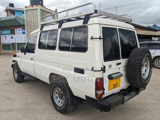 Toyota Land Cruiser 2005 White