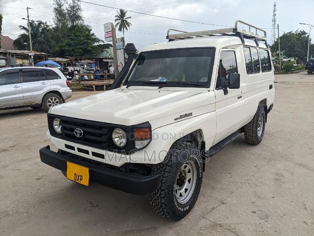 Toyota Land Cruiser 2005 White