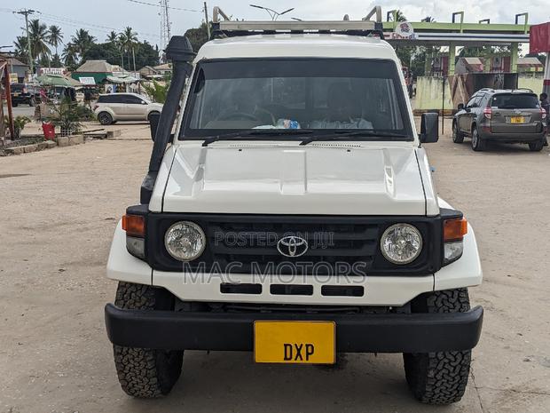 Toyota Land Cruiser 2005 White