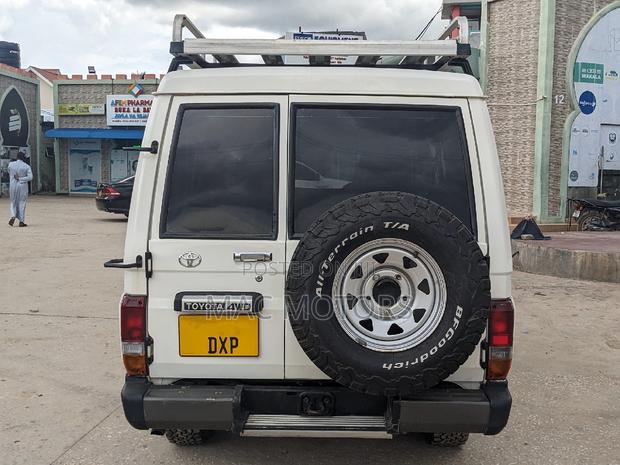 Toyota Land Cruiser 2005 White