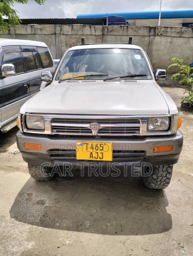 Toyota Hilux 1999 White