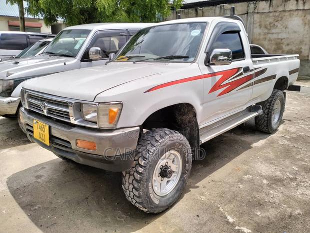 Toyota Hilux 1999 White