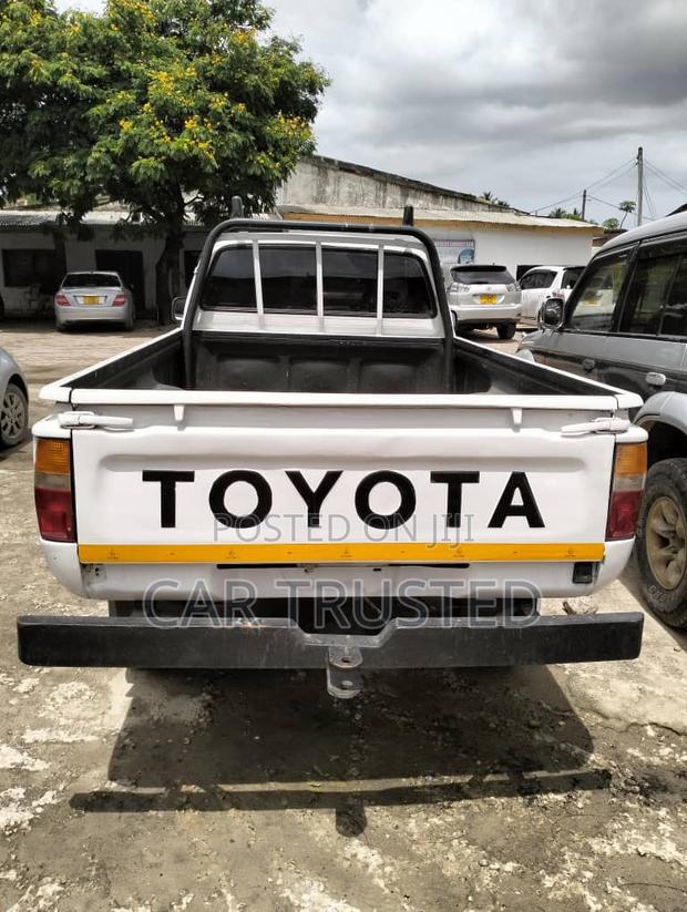 Toyota Hilux 1999 White