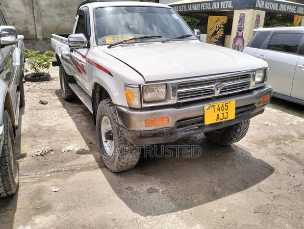 Toyota Hilux 1999 White