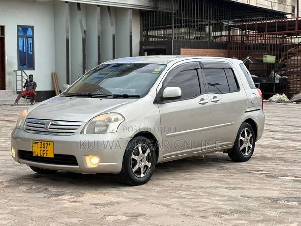 Toyota Raum 2005 Silver