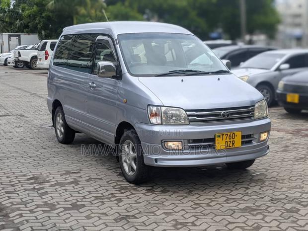 Toyota Noah 2005 Silver