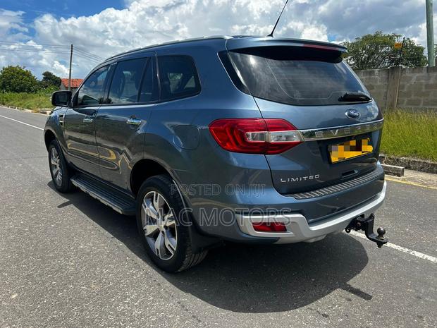 Ford Everest 2017 Blue