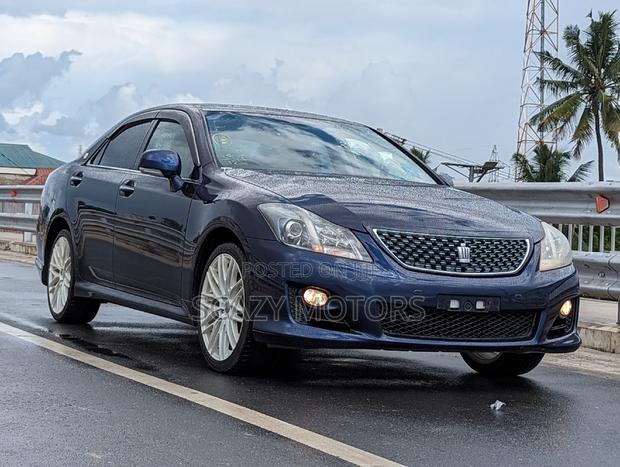 Toyota Crown 2010 Blue