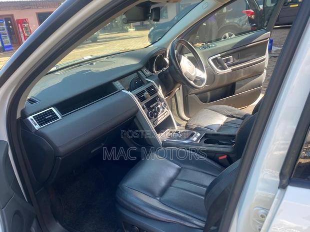 Land Rover Discovery 2016 White