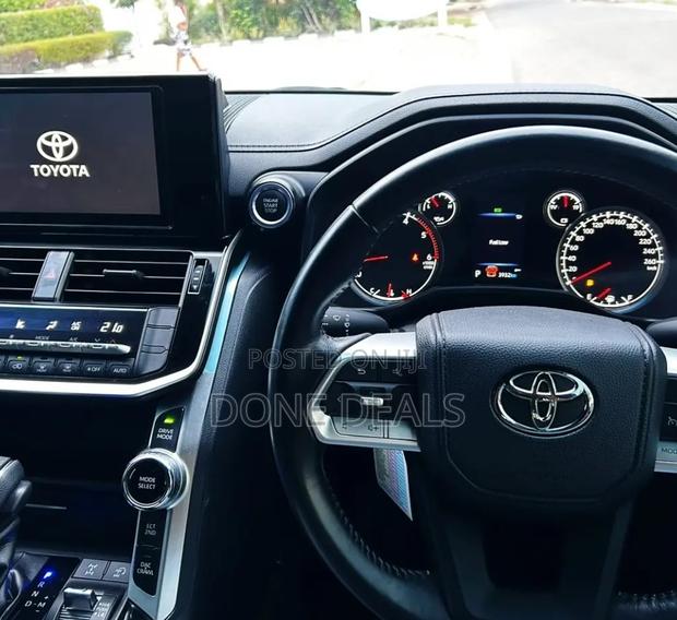 Toyota Land Cruiser 2022 White