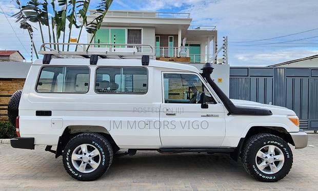 Toyota Land Cruiser 2011 White