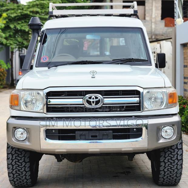 Toyota Land Cruiser 2011 White
