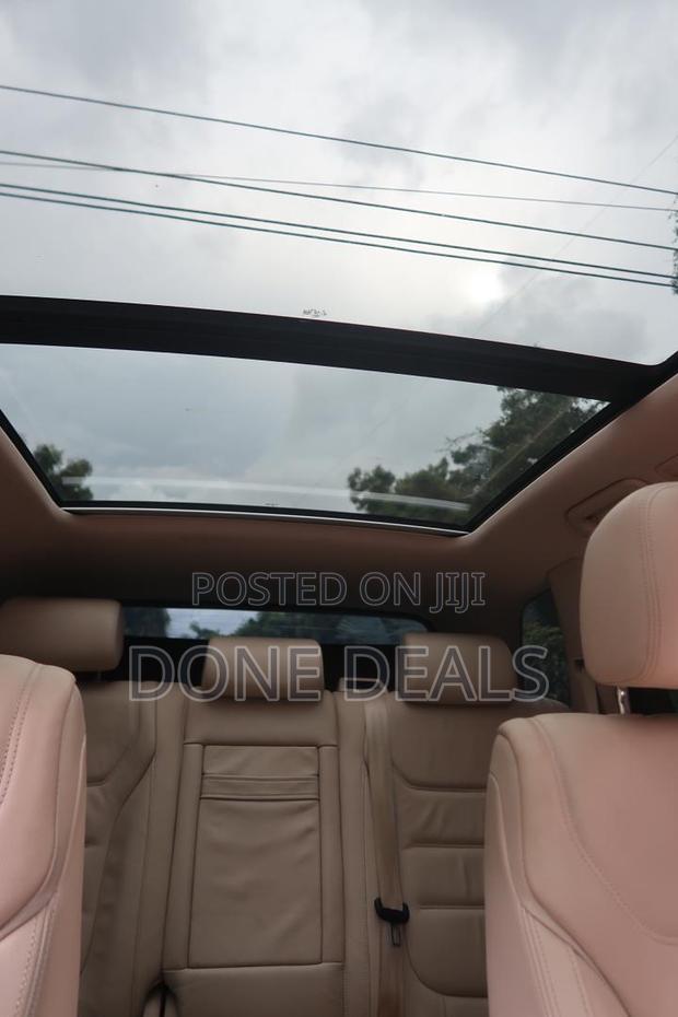 Volkswagen Touareg 2012 Gold