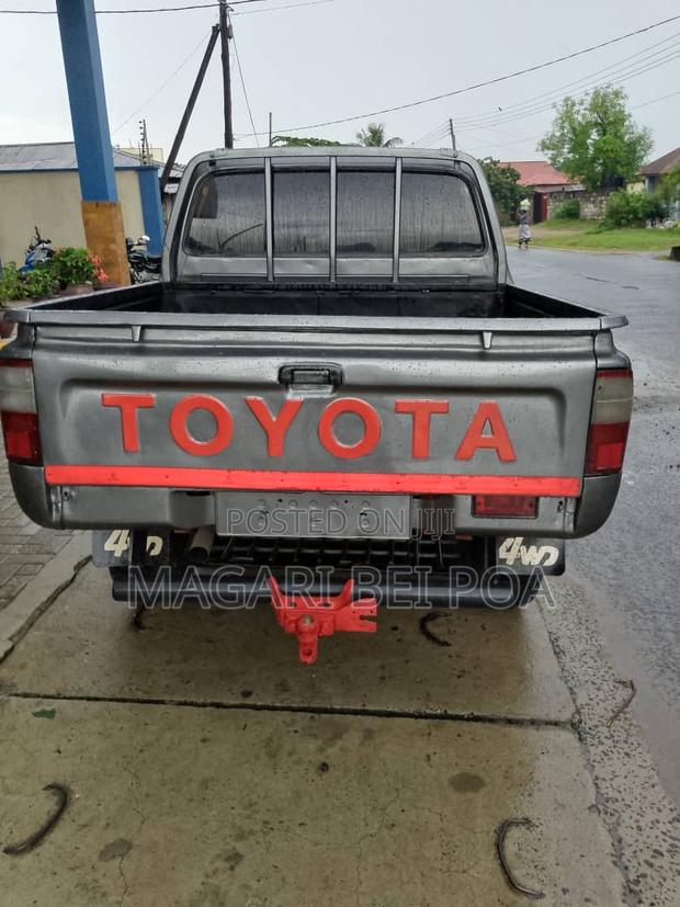 Toyota Hilux 2002 Gray
