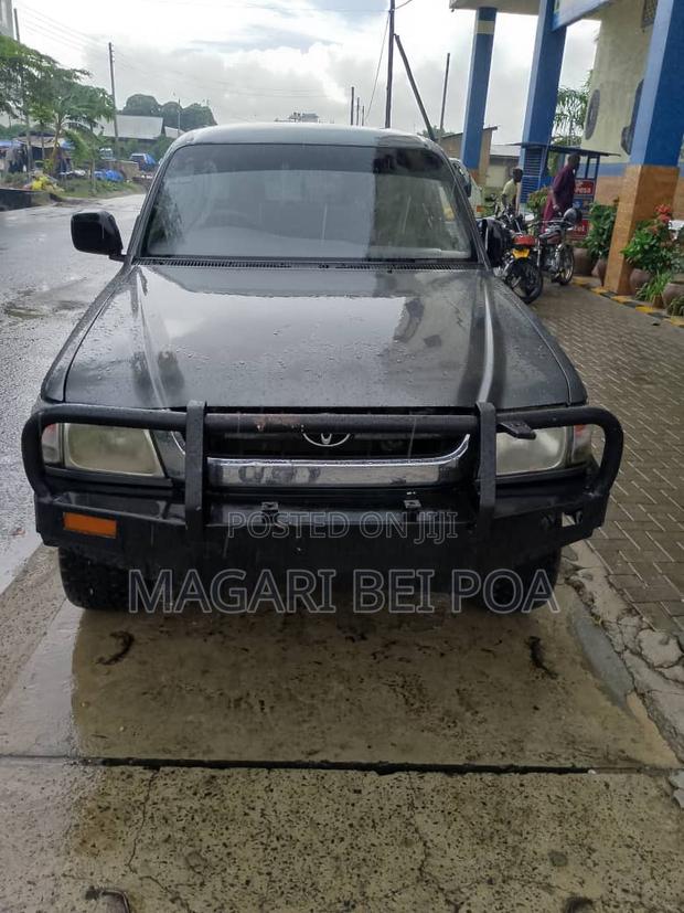 Toyota Hilux 2002 Gray