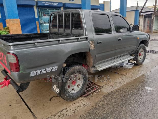 Toyota Hilux 2002 Gray
