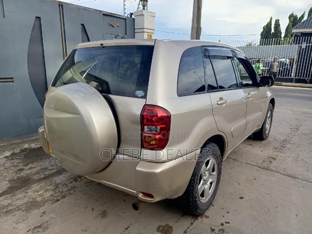 Toyota RAV4 2004 Gold