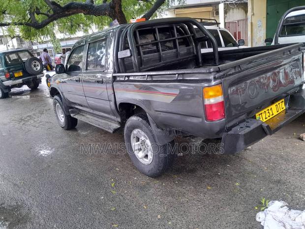 Toyota Hilux 2001 Gray