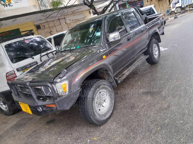 Toyota Hilux 2001 Gray