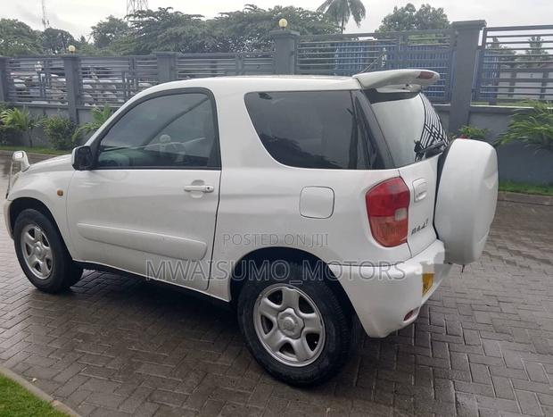 Toyota RAV4 2002 White