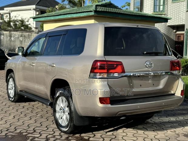 Toyota Land Cruiser 2018 Gold