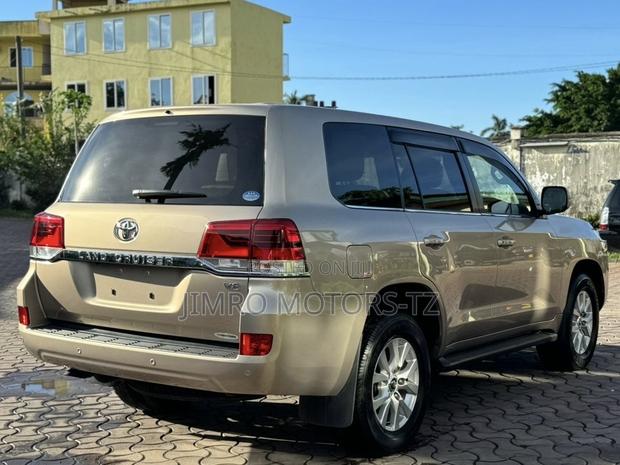 Toyota Land Cruiser 2018 Gold