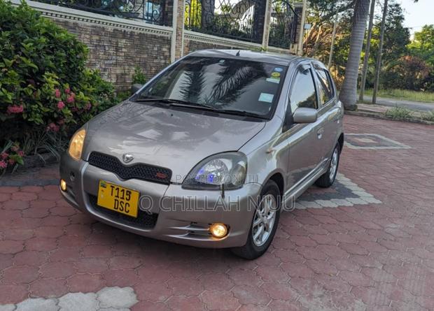 Toyota Vitz 2002 Silver