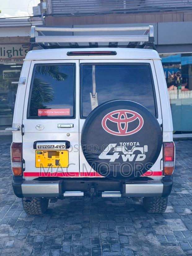 Toyota Land Cruiser 2009 White