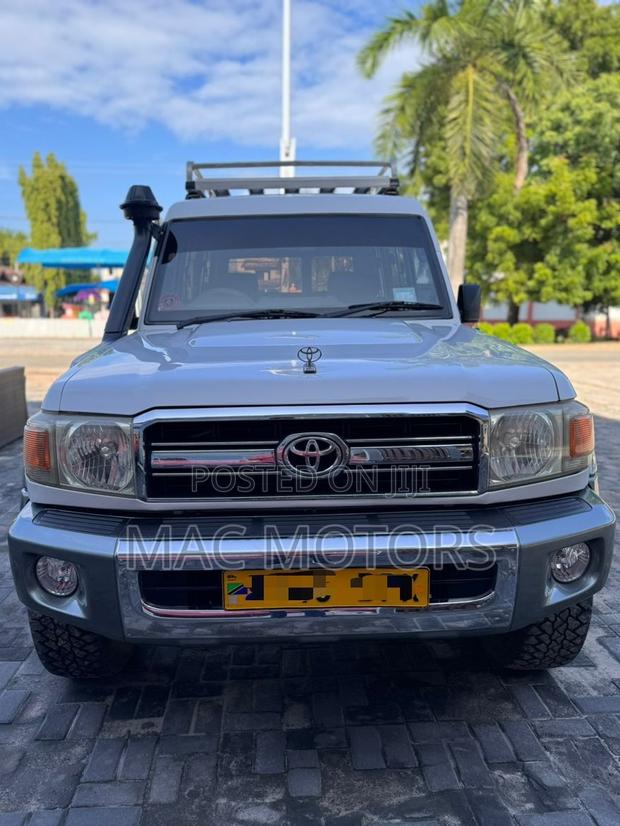 Toyota Land Cruiser 2009 White