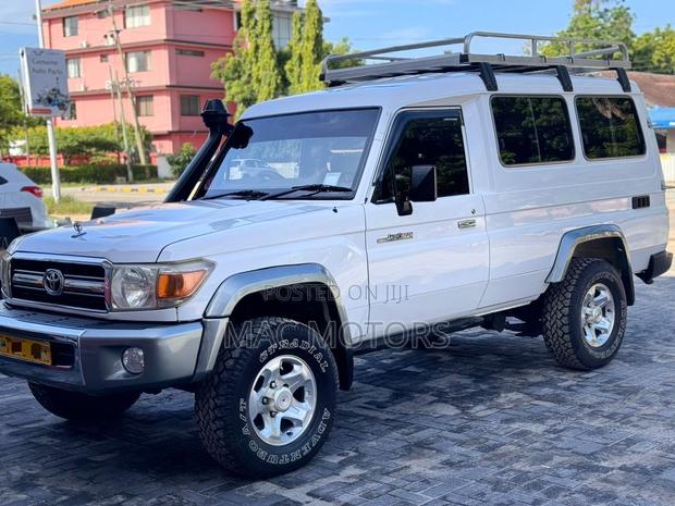Toyota Land Cruiser 2009 White